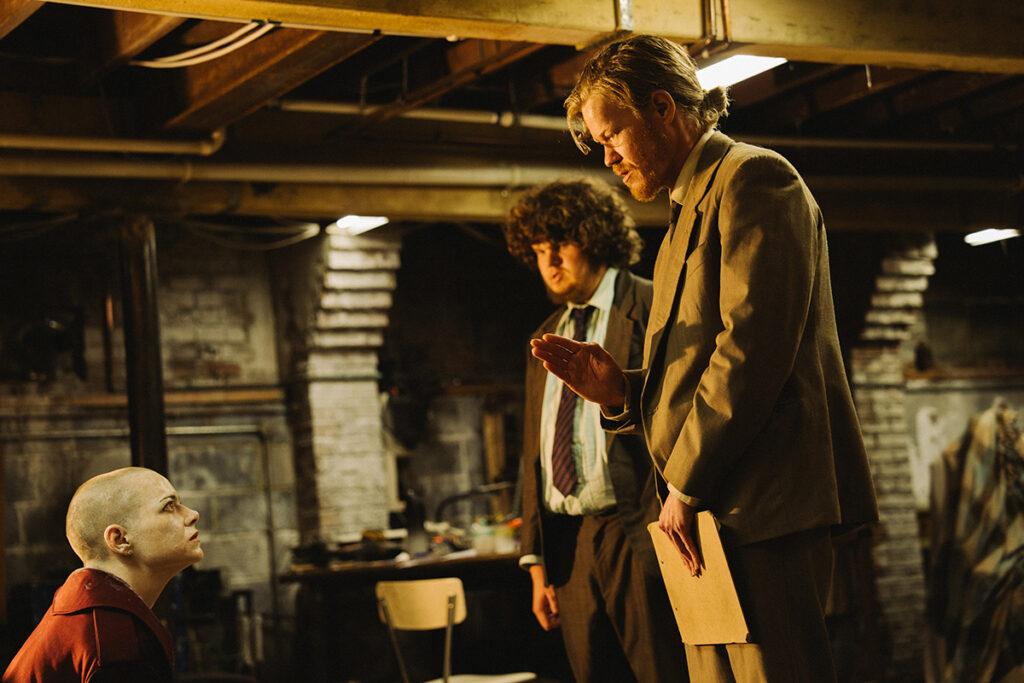 Universal Pictures Bugonia (2025), reż. Yorgos Lanthimos, prod. Element Pictures, Square Peg, Fruit Tree, CJ ENM; obsada: Emma Stone, Jesse Plemons, Alicia Silverstone, Stavros Halkias.