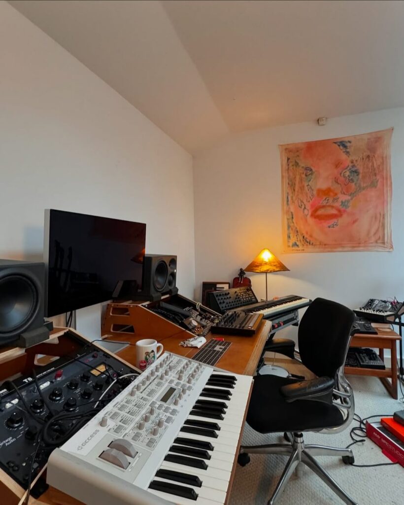 Przestrzeń studyjna Crossana, Materiały źródłowe: Alexander George Edward Crossan (Mura Masa), Instagram /the_mura_masa/