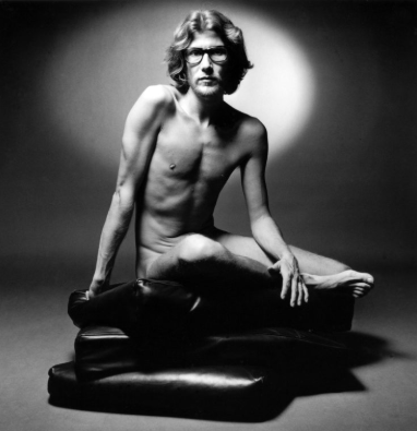 Yves Saint Laurent pozując nago do reklamy perfum Pour Homme, 1971 © The Estate of Jeanloup Sieff.